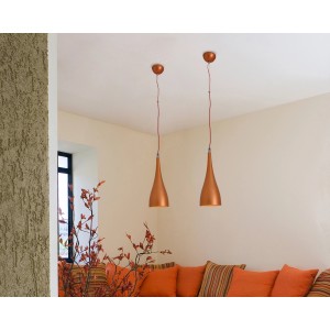 Zwei kupferfarbene Näve LED-Pendelleuchten Lima über einer Couch in einem Wohnzimmer.