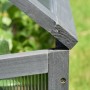 Detailaufnahme: Graues Outsunny Gewächshaus aus Tannenholz mit Polycarbonat-Scheiben.