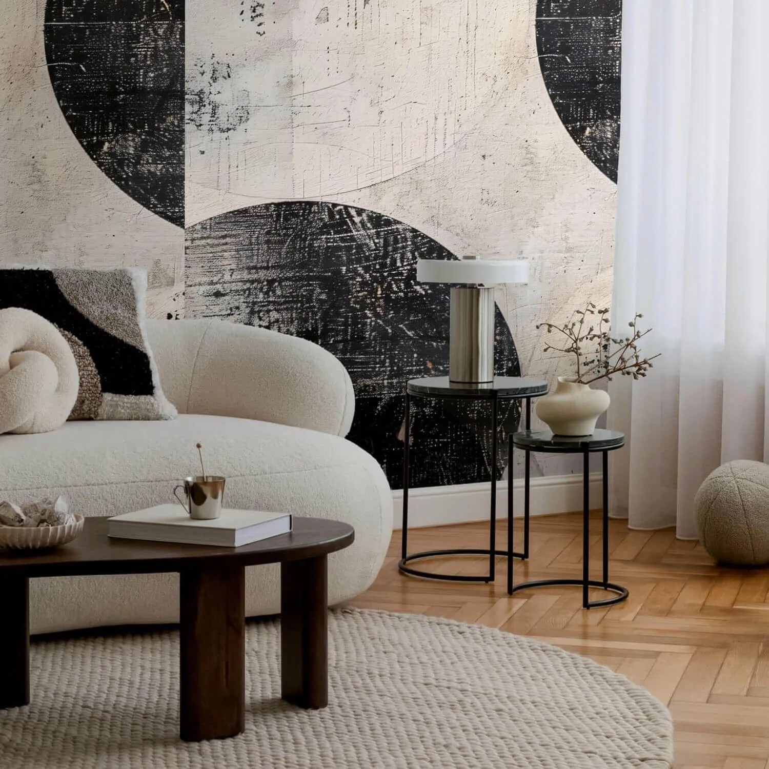 PROFHOME Fototapete geometrisch in Schwarz, Weiß und Beige im Wohnraum.