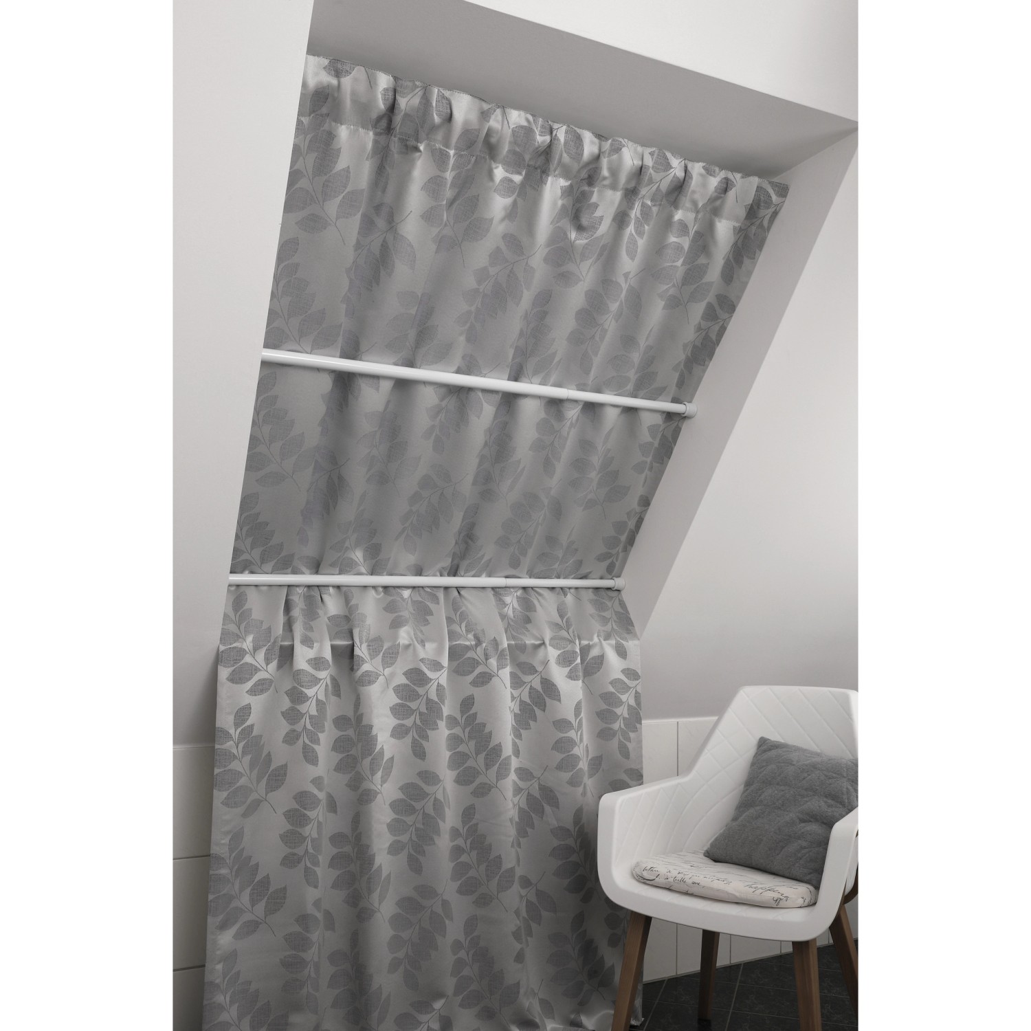 Gardinia Spannstange, weiß, 125-220 cm mit grauem Vorhang in Dachschräge montiert.