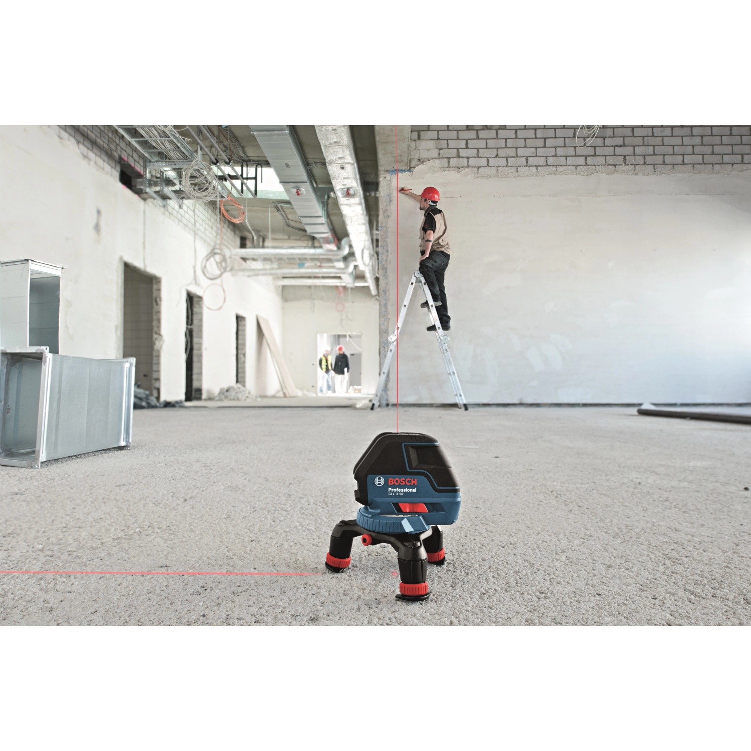Bosch Professional GLL 3-50 Linienlaser im Einsatz mit roter Laserlinie und Handwerker auf Leiter.