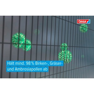 Anthrazitfarbenes tesa Insect Stop Fliegengitter mit Pollenschutz am Fenster.