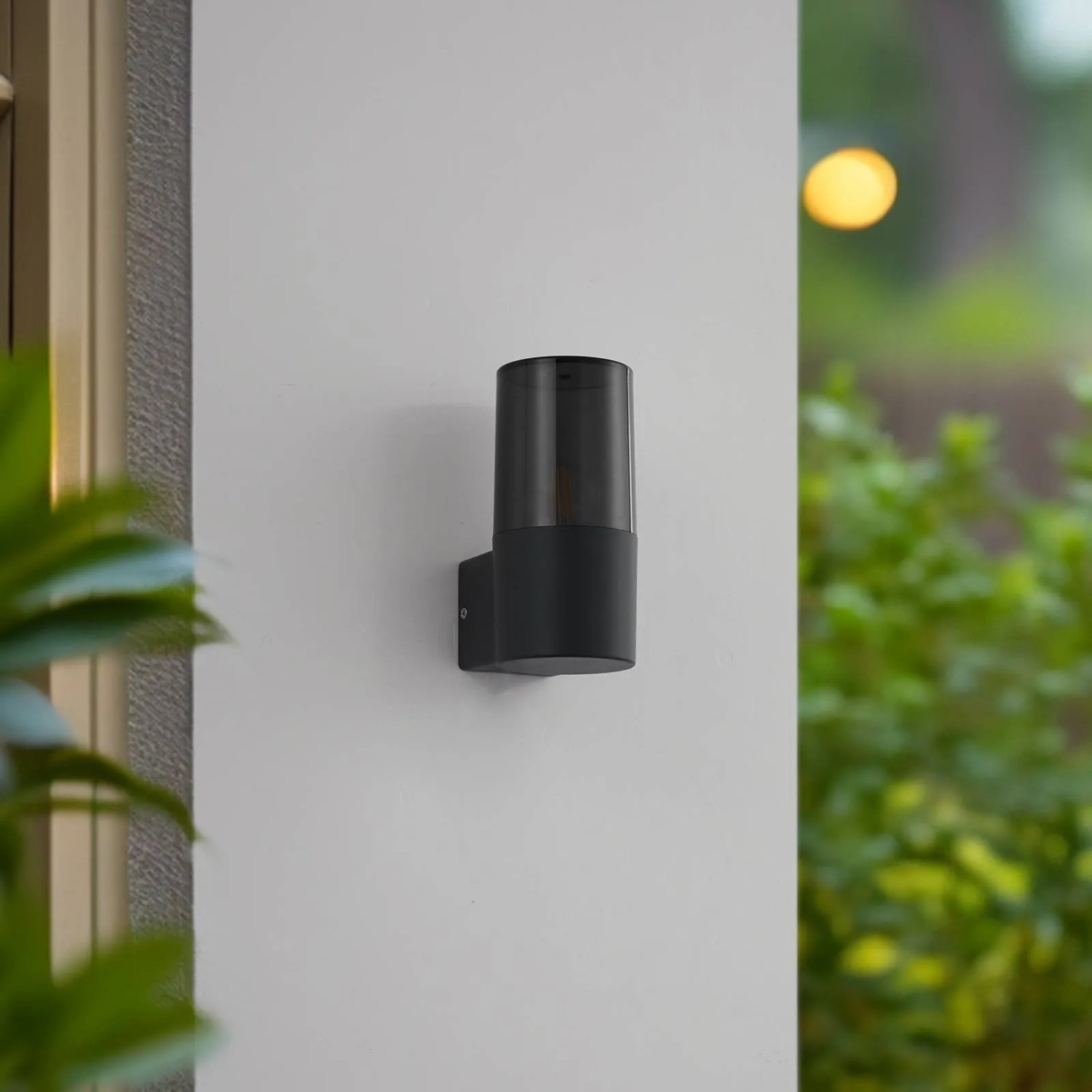Moderne Lindby Außenwandleuchte Heulo aus Aluminium, schwarz, spritzwassergeschützt.