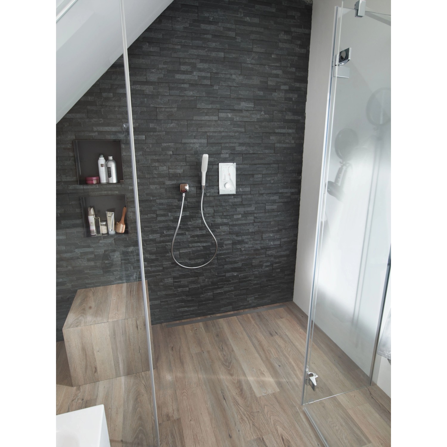 Badezimmer mit schwarzem Verblender UltraStrong Bologna Schiefer Feinsteinzeug an der Wand.