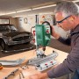 Bosch PBD 40 Tischbohrmaschine in Werkstatt mit Mann beim Bohren eines Werkstücks.