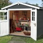 Offenes, lasiertes Holz-Gartenhaus Monza von OBI Outdoor Living mit Satteldach und Gartengeräten.