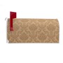 Weißer US Briefkasten mit beigem Tapetenmuster und roter Fahne, 48x22x16cm.