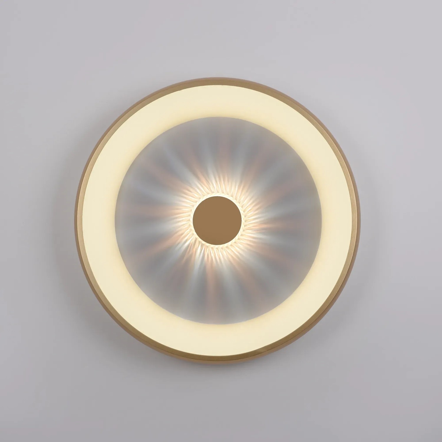 Runde LED-Deckenleuchte Vertigo in Messing matt mit Kristalleffekt, Ø 61,5 cm.