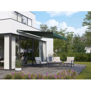 Gelenkarmmarkise Aventura, 4x2,5m, Dunkelgrün, montiert an einer Hauswand über einer Terrassengarnitur.