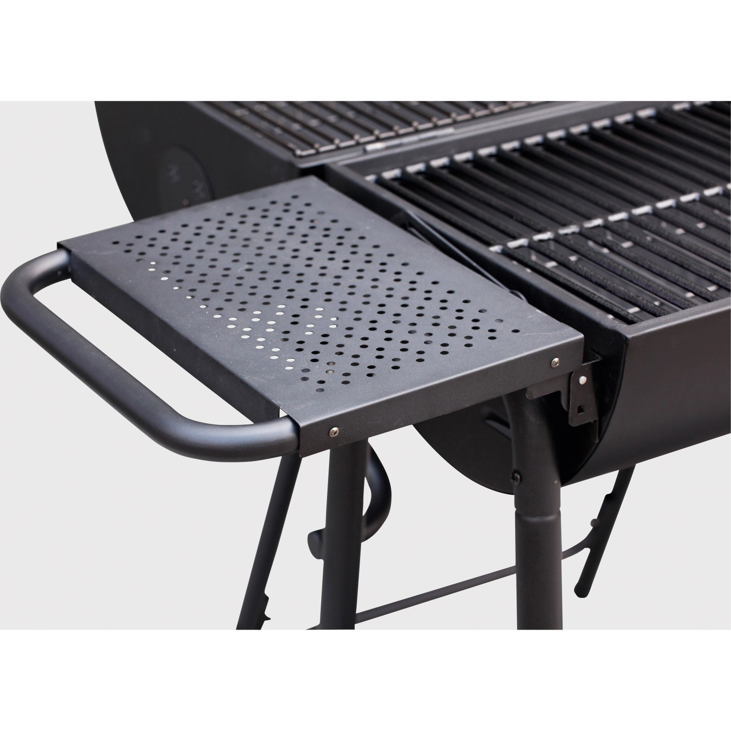 Detailansicht Holzkohlegrill Banff mit Ablagefläche und Grillrost aus Gusseisen.