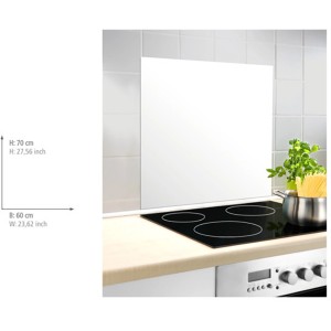 Wenko Glasrückwand Weiß 60x70 cm als Spritzschutz hinter einem Kochfeld.