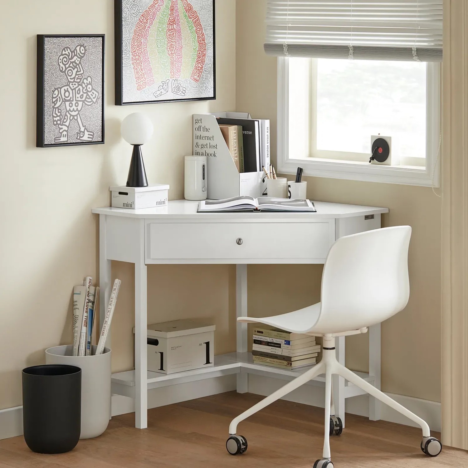 Weißer SoBuy Schreibtisch FWT31-W mit Schublade und Ablage im Arbeitszimmer.