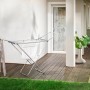 Leifheit Wäscheständer Siena 180 aus Aluminium mit Wäsche im Garten.