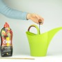 Nutri One Universal-Dünger wird in eine grüne Gießkanne gefüllt.