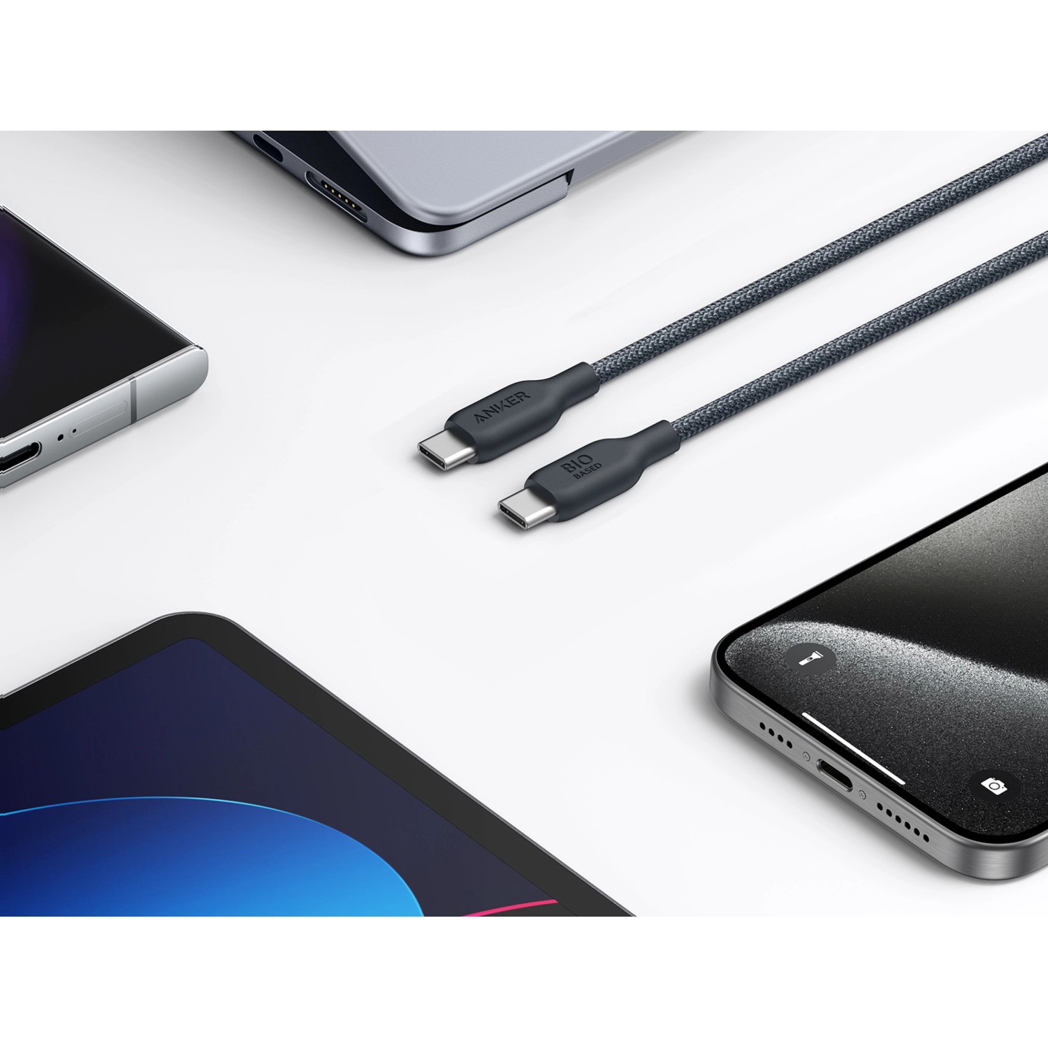 Anker USB-C Kabel 544 aus Bio-Nylon (180 cm) mit verschiedenen Geräten.