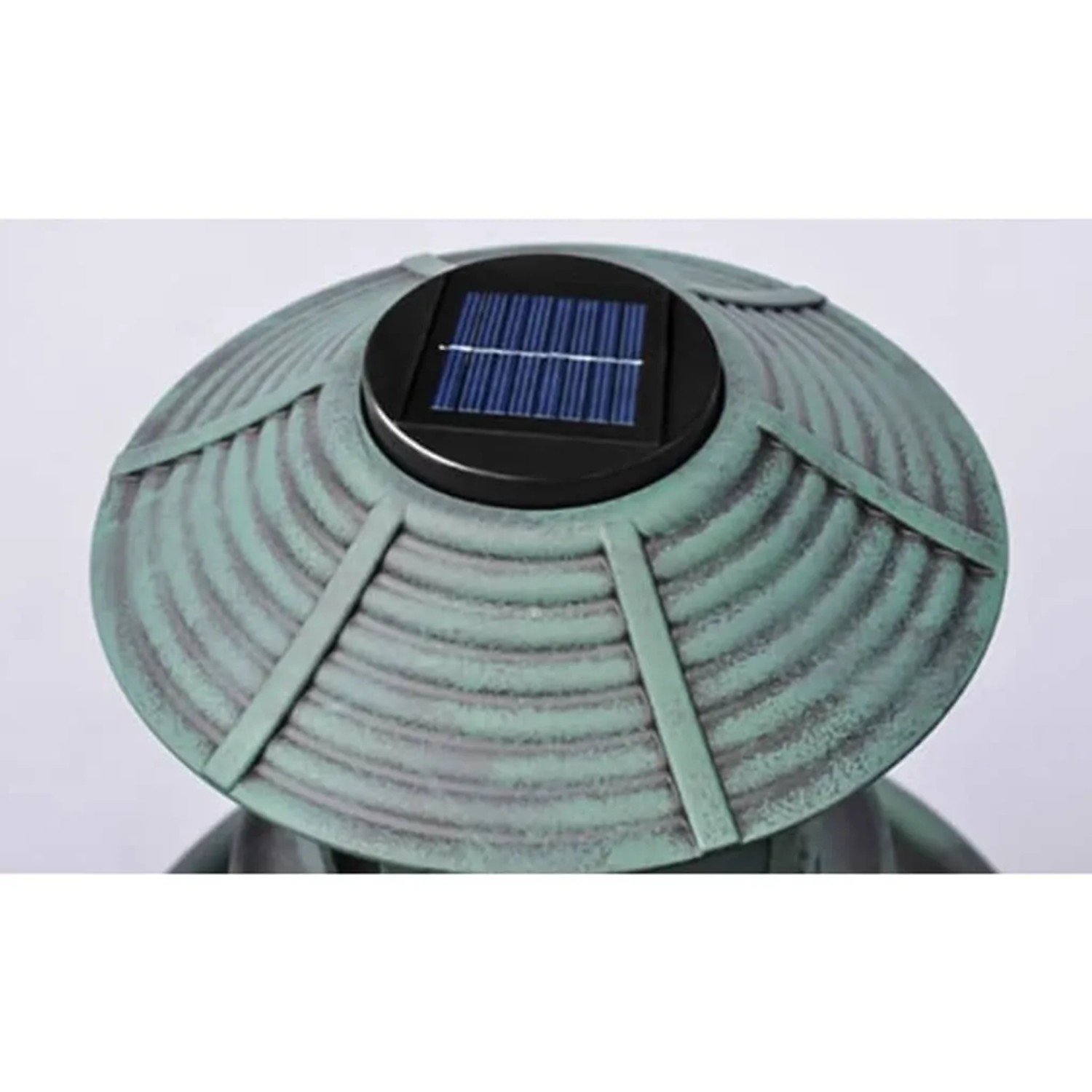 Grünes VidaXL Vogelbad/Futterstation mit Solarmodul, Detailansicht.