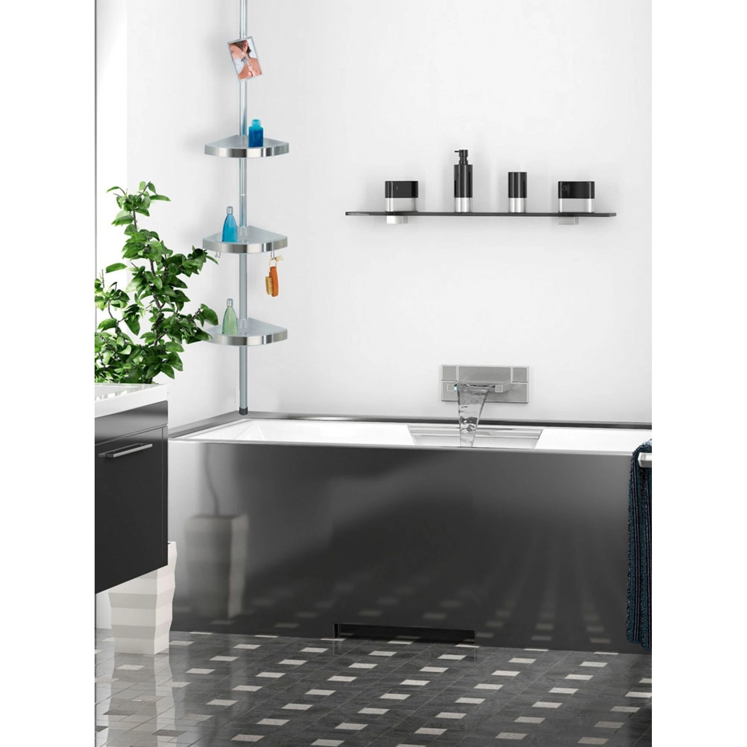 Wenko Teleskop Duschecke Premium im Badezimmer mit drei Ablagen und Badutensilien.