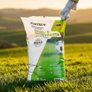FUXTEC Rasensamen Spiel- & Sportrasen 5 kg Beutel im Gras. Für Neu- & Nachsaat, belastbar & trittfest.