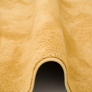Detailansicht: Curryfarbener Pergamon Hochflor Teppich (80x150cm) mit weicher Textur.