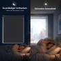 Graues Verdunkelungsrollo am Fenster, zeigt effektiven Lichtschutz für tiefen Schlaf und Schutz vor störendem Sonnenlicht.