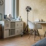 Weißer Vornado 5303DC Tischventilator auf Regal, moderne Raumgestaltung.