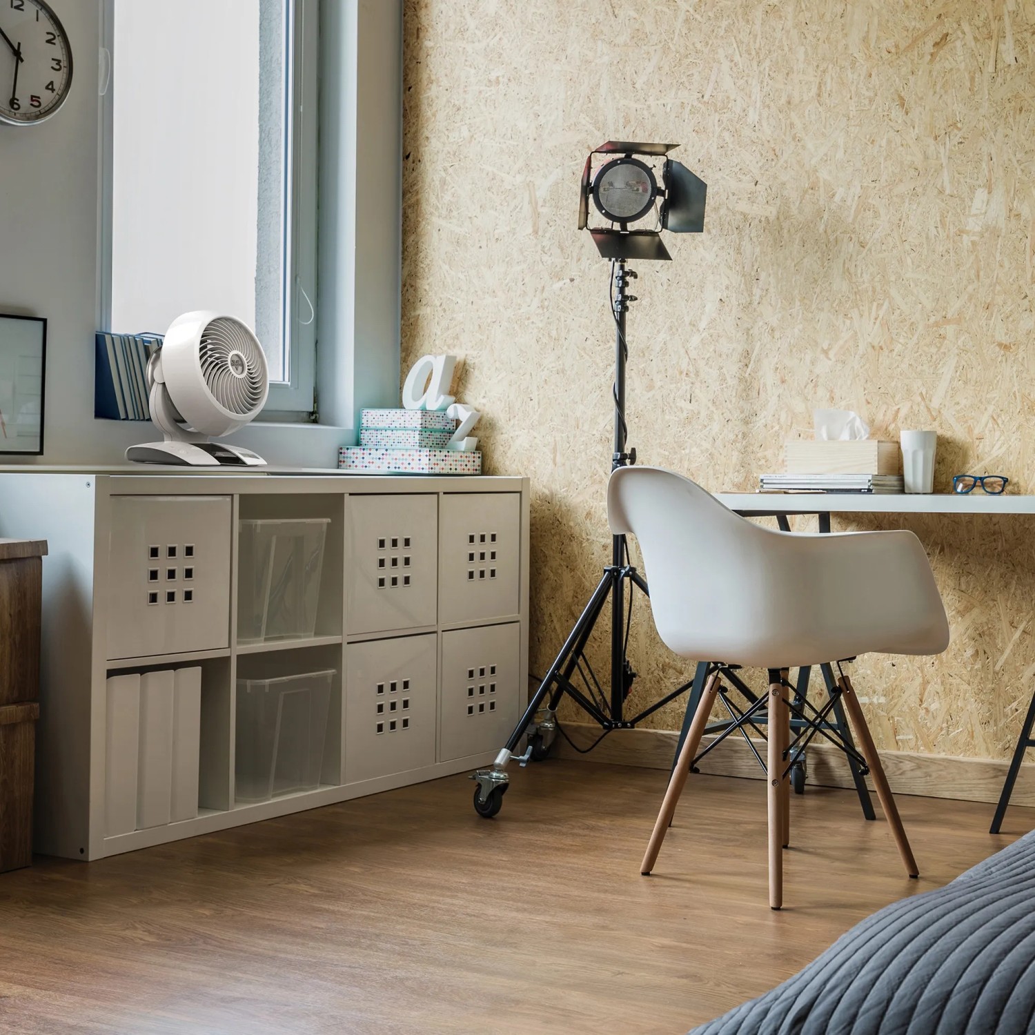 Weißer Vornado 5303DC Tischventilator auf Regal, moderne Raumgestaltung.