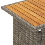 Detailansicht: Tisch des grauen vidaXL Garten Lounge Sets aus Rattan und Akazienholz.