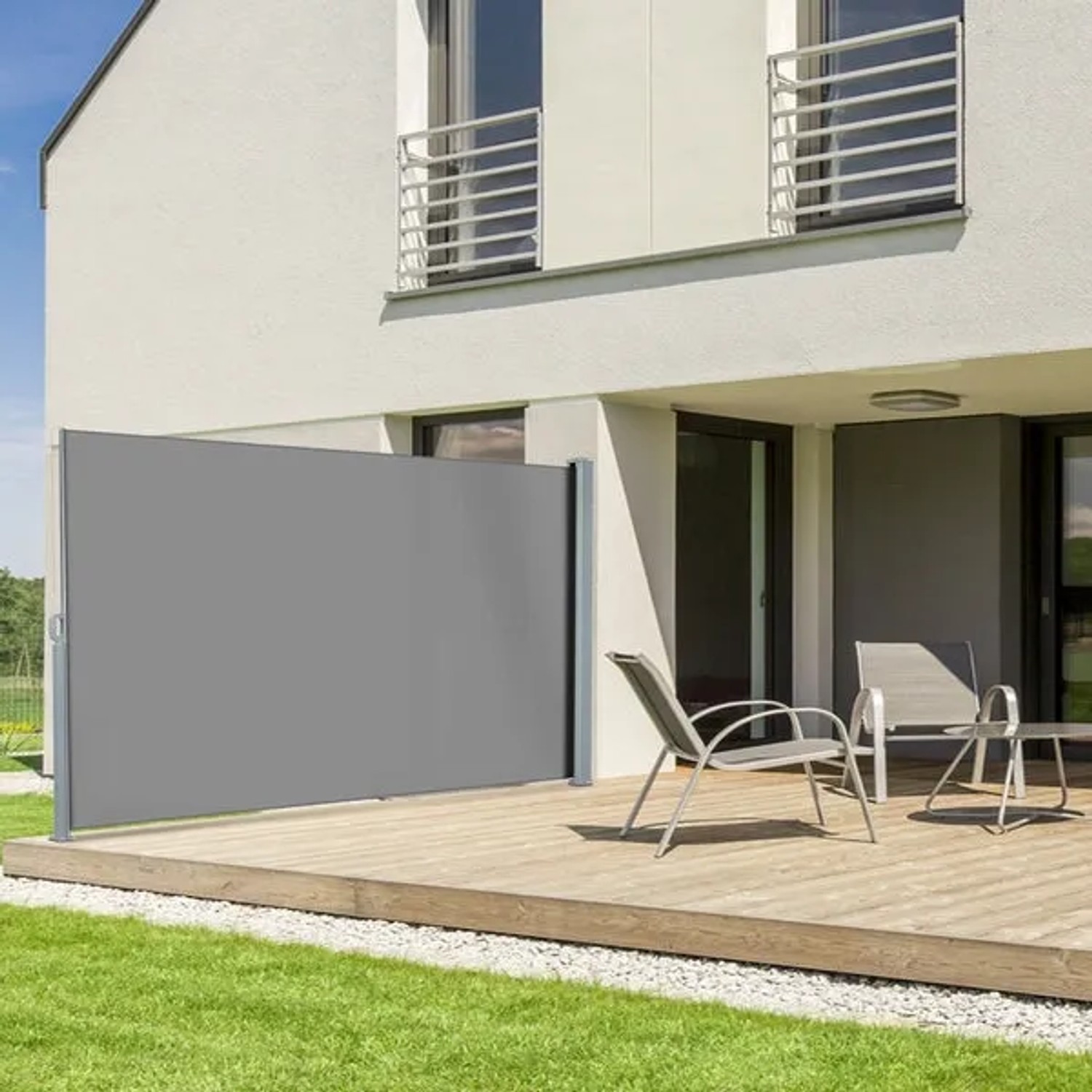 Anthrazitfarbene KARAT Seitenmarkise auf Terrasse, ausziehbarer Sicht- und Windschutz.