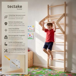 Junge an heller Holz-Sprossenwand mit Klimmzugstange. Indoor-Turngerät für Kinder, Spiel & Spaß.