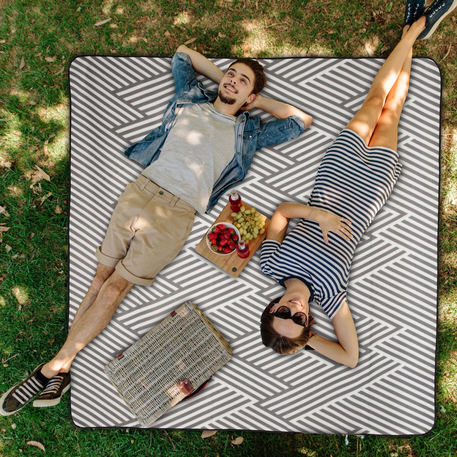 Relaxdays Picknickdecke Polyester Aluminium Grau Weiß Faltbar 200 cm x 200 cm_2
