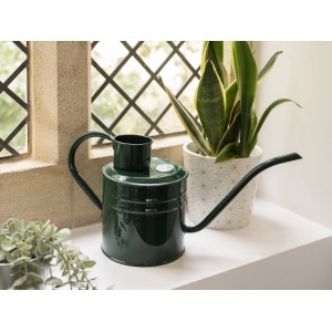 Dunkelgrüne Kent & Stowe Gießkanne, 2 l, aus Metall mit langem Auslauf für Zimmerpflanzen.