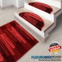 Rote, halbrunde Karat Stufenmatte Via Veneto auf Treppe, mit passendem Teppich. Rutschhemmend und langlebig.