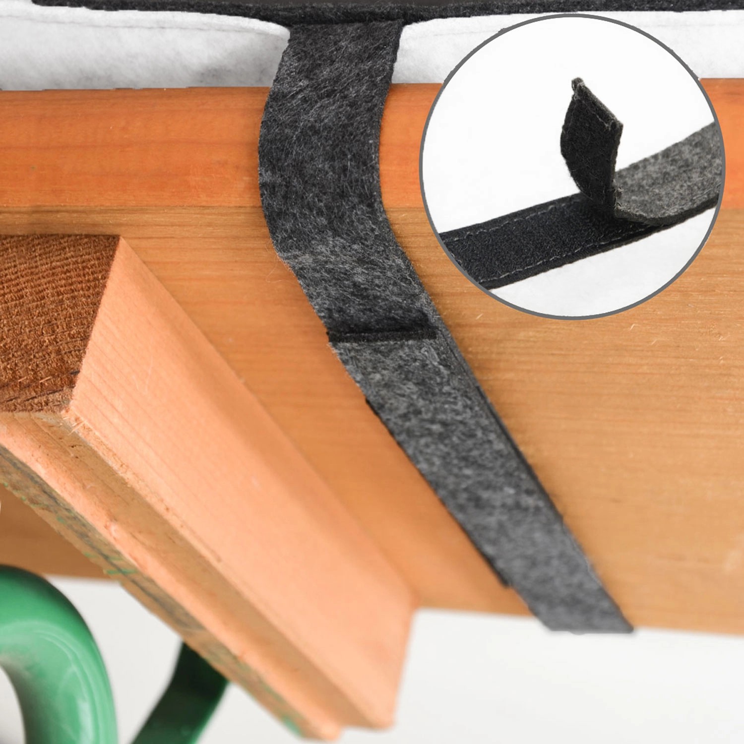 Detailaufnahme: Filz-Bierbankauflage in Anthrazit/Weiß mit Klettverschluss zur Befestigung.