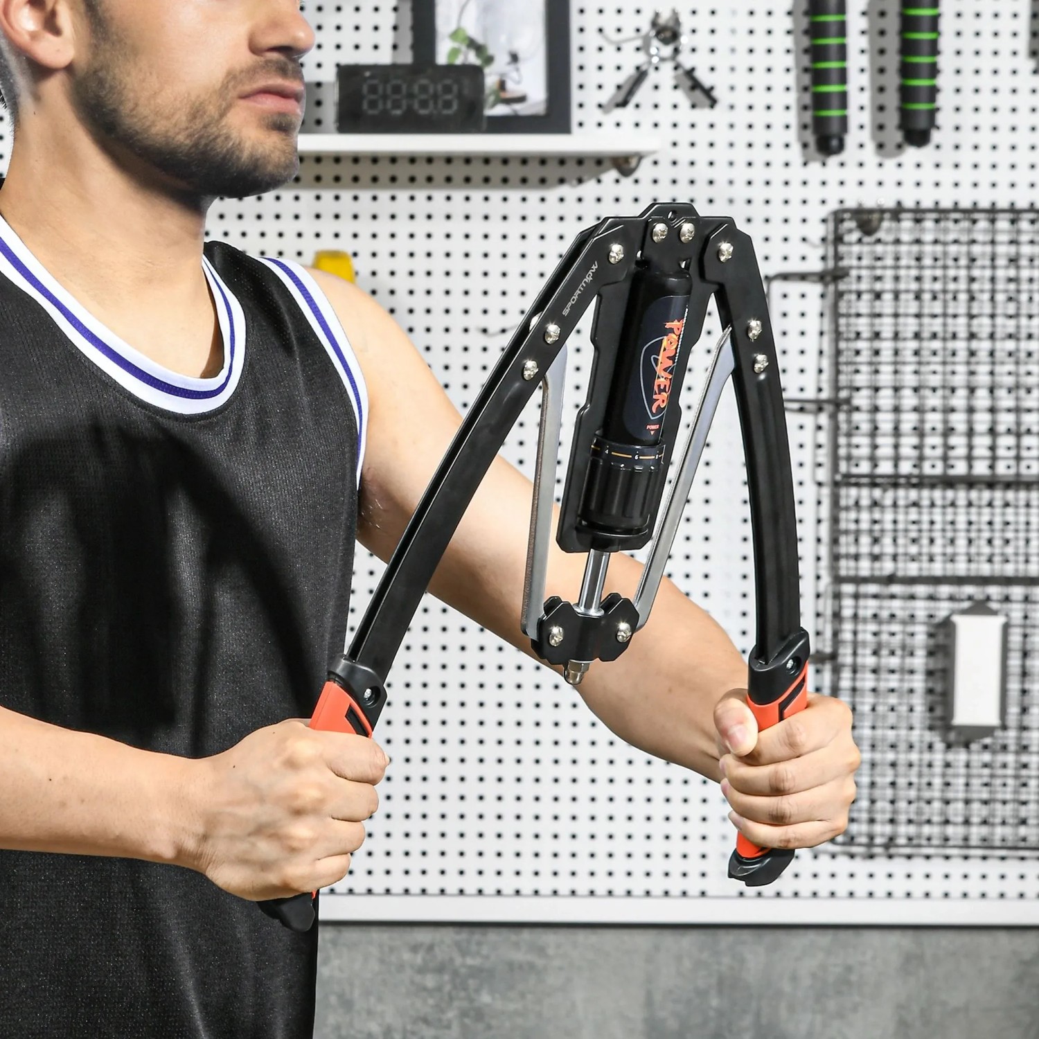 SPORTNOW Power Twister in Schwarz-Rot, von Mann genutzt. Hydraulisches Fitnessgerät für Arm-, Brust- und Rückentraining.