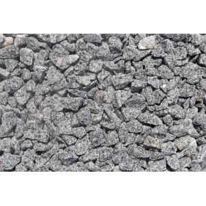 Nahaufnahme von Royal Grau Granit-Splitt (16-32 mm) als Zierkies für Gartenwege.