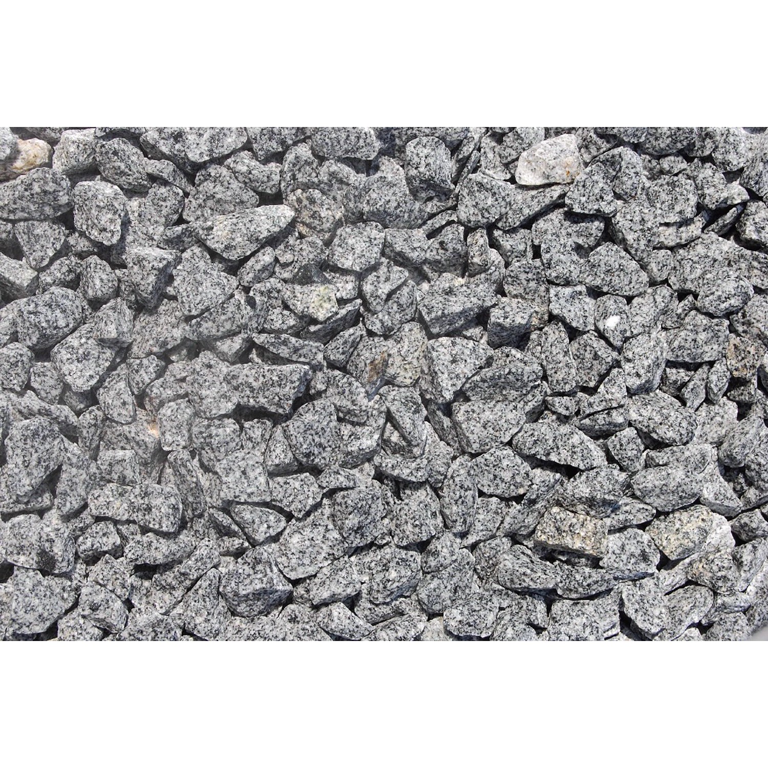 Nahaufnahme von Royal Grau Granit-Splitt (16-32 mm) als Zierkies für Gartenwege.