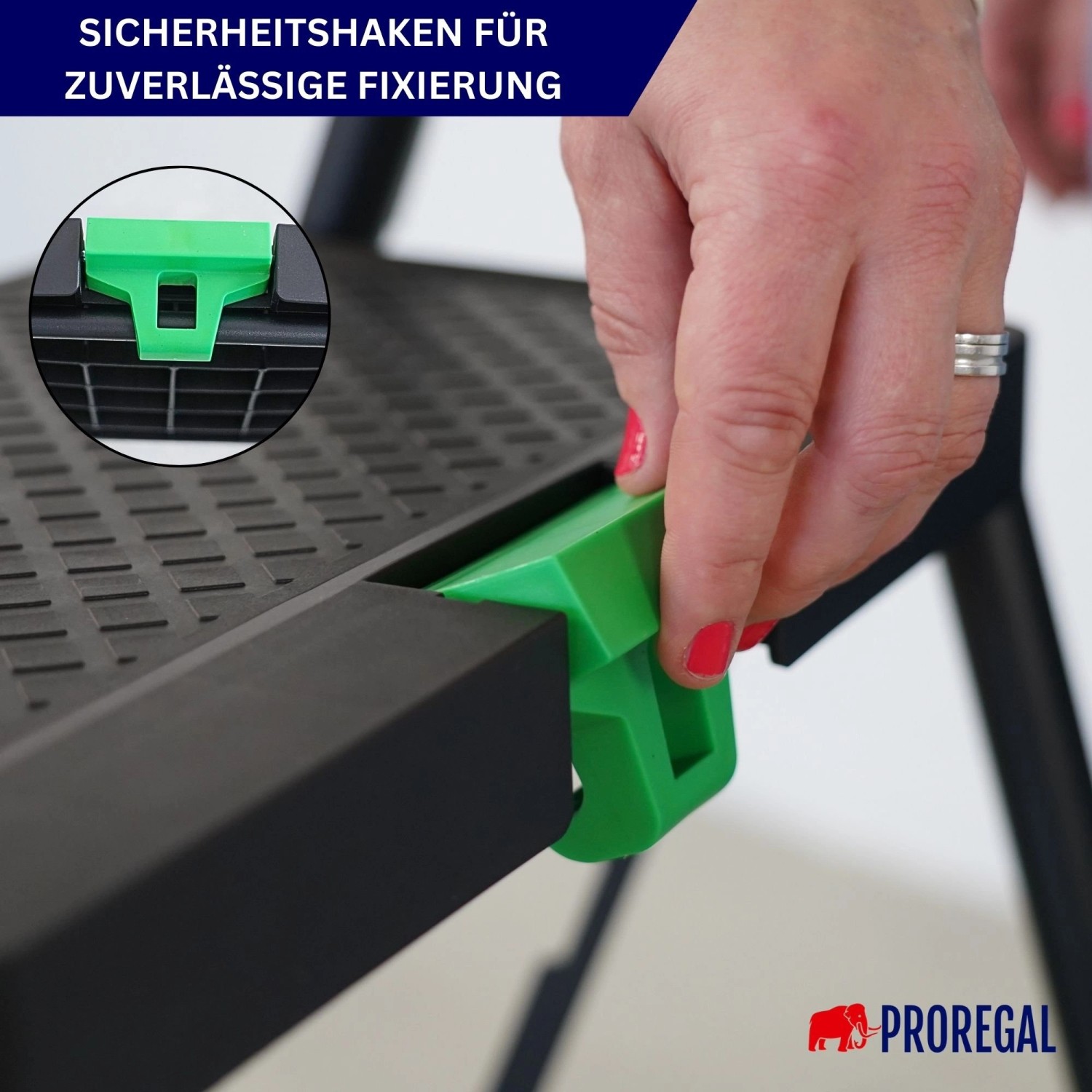 Detailaufnahme des grünen Sicherheitsverschlusses an der PROREGAL Trittleiter.