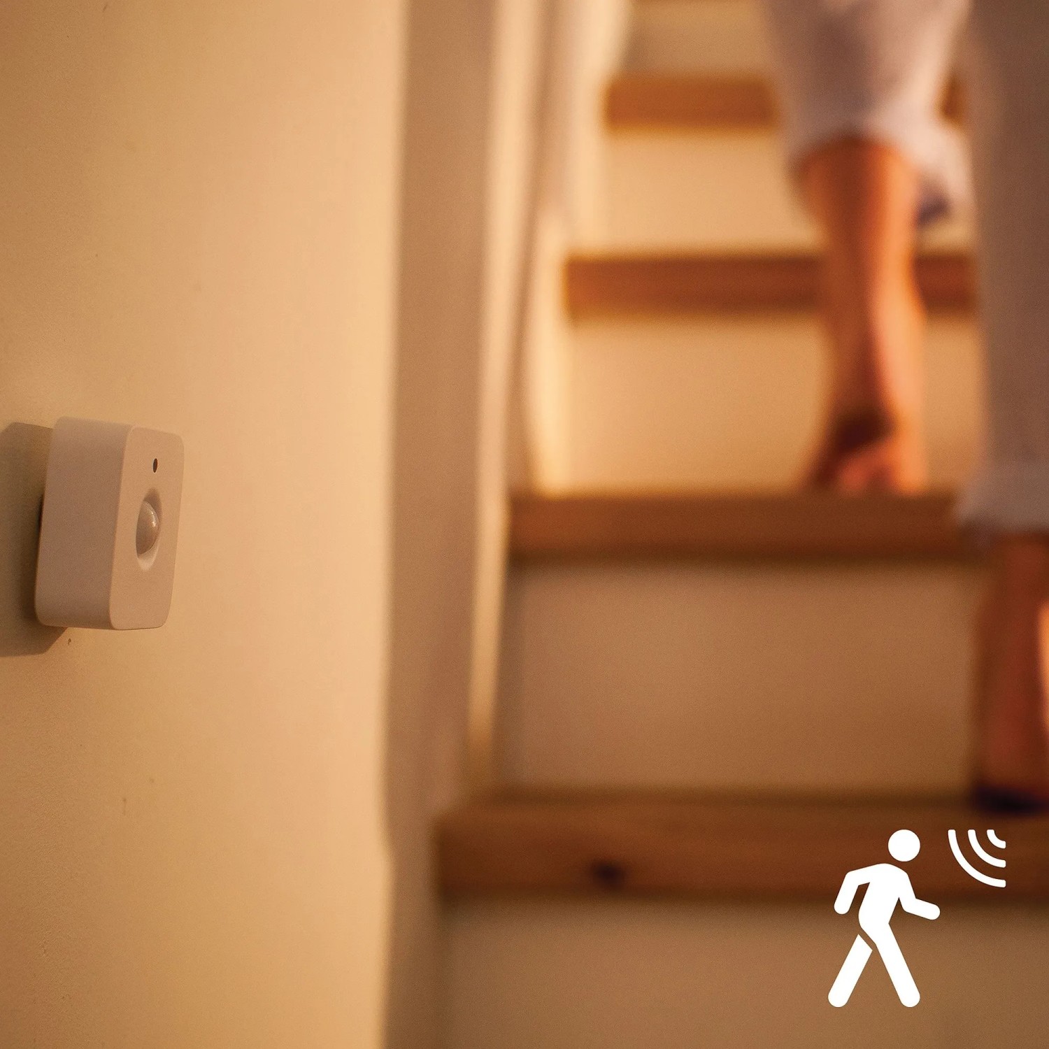 Philips Hue Bewegungssensor an Wand montiert, Treppe im Hintergrund. Teil des Lightstrip Flux Bundle.