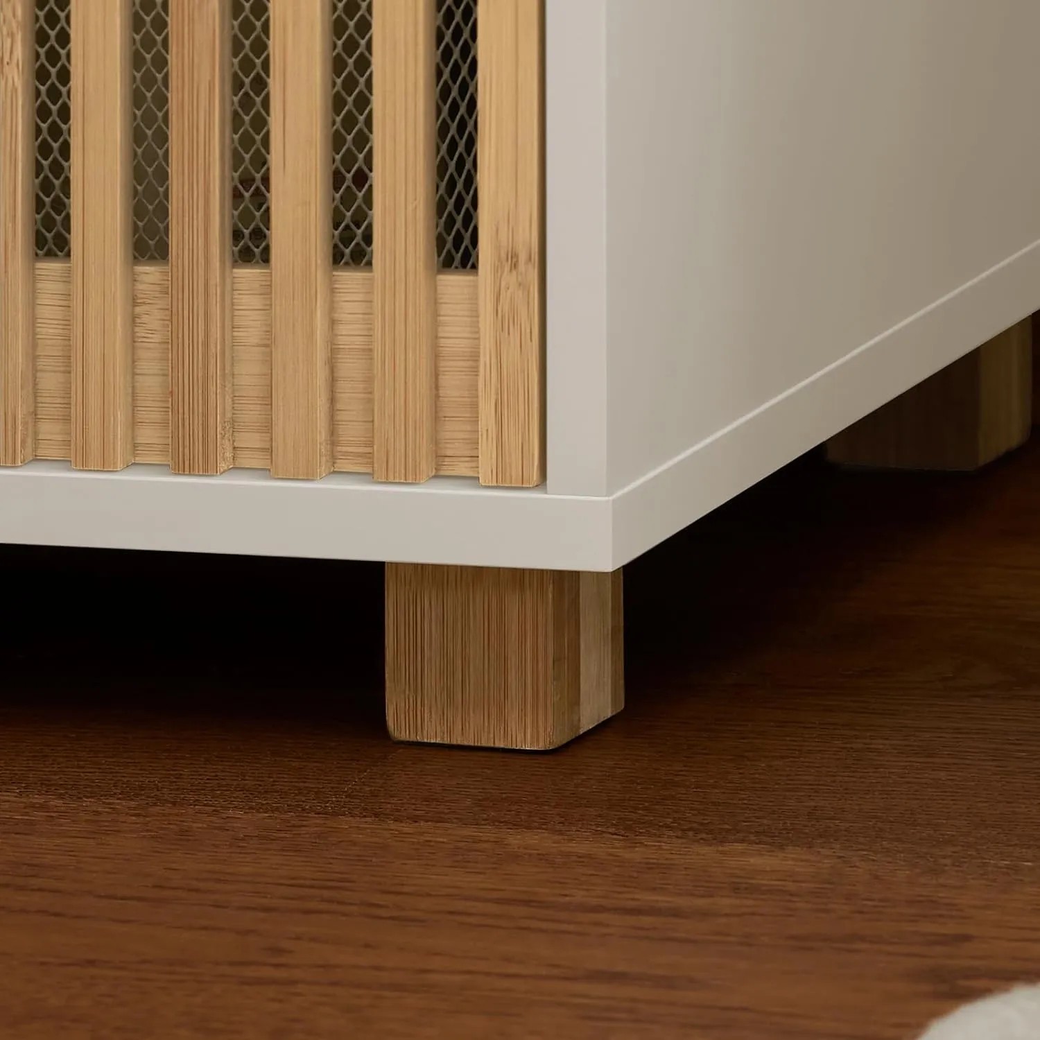 Detailaufnahme: SoBuy Hochschrank BZR127-W, Badregal mit Lamellentür und Füßen aus Bambus.