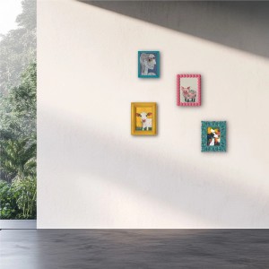 Vier gerahmte Art Universe Leinwandbilder mit abstrakten Tier- und Menschenmotiven an weißer Wand. Moderne Deko.