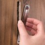 Hand setzt SOTECH Klapphaken ZILLY Chrom matt in gefräste Holzplatte ein. Garderobenhaken zum Einfräsen.