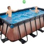 Rechteckiger EXIT Wood Pool 400x200x122 cm mit Abdeckung, Sandfilterpumpe und spielenden Kindern.