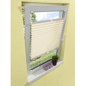 Cremefarbenes OBI Plissee Arona, 105x130 cm, verspannt im Fensterrahmen als Sonnen- und Sichtschutz.