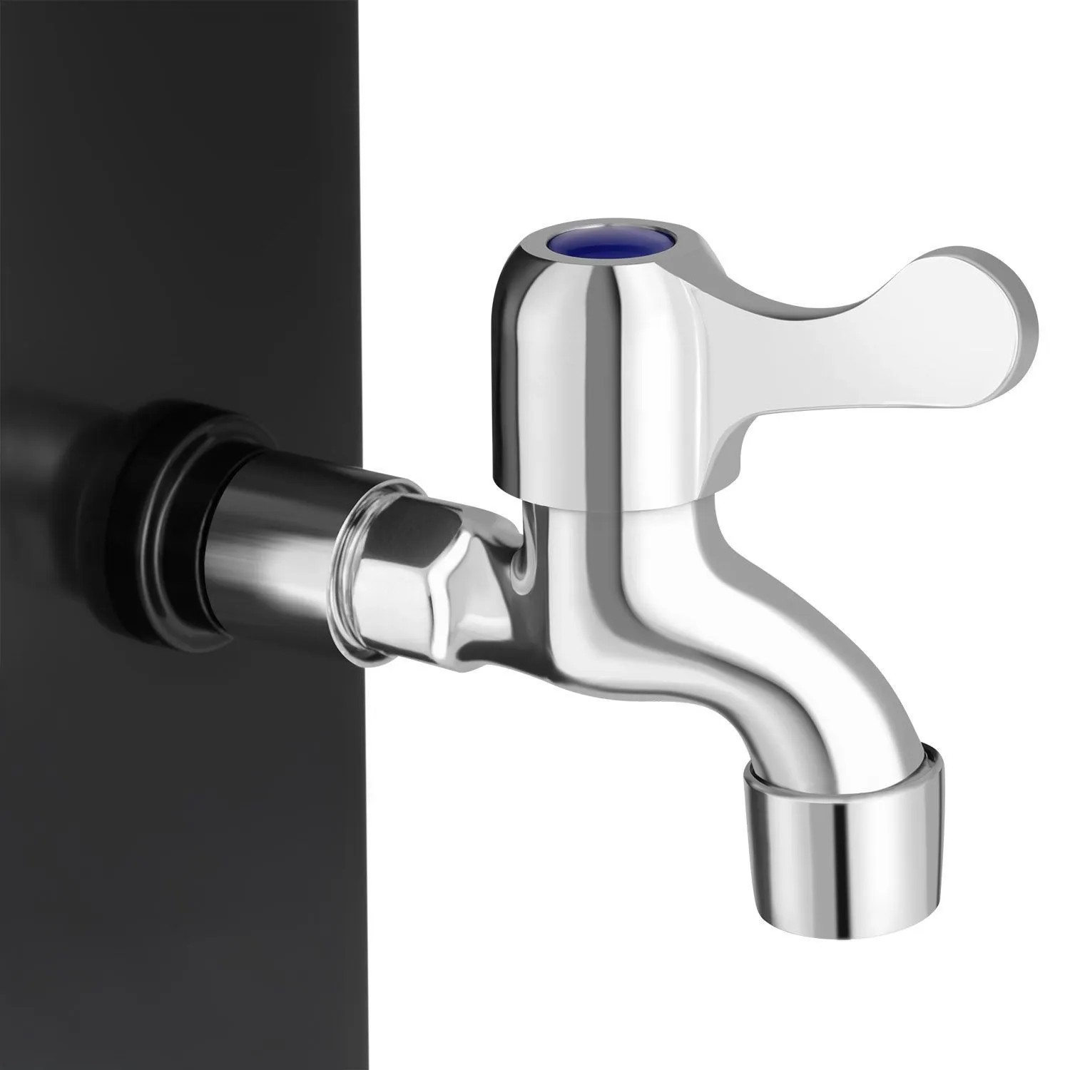 Detailaufnahme: Verchromter Wasserhahn an schwarzer Juskys Solardusche Victoria.