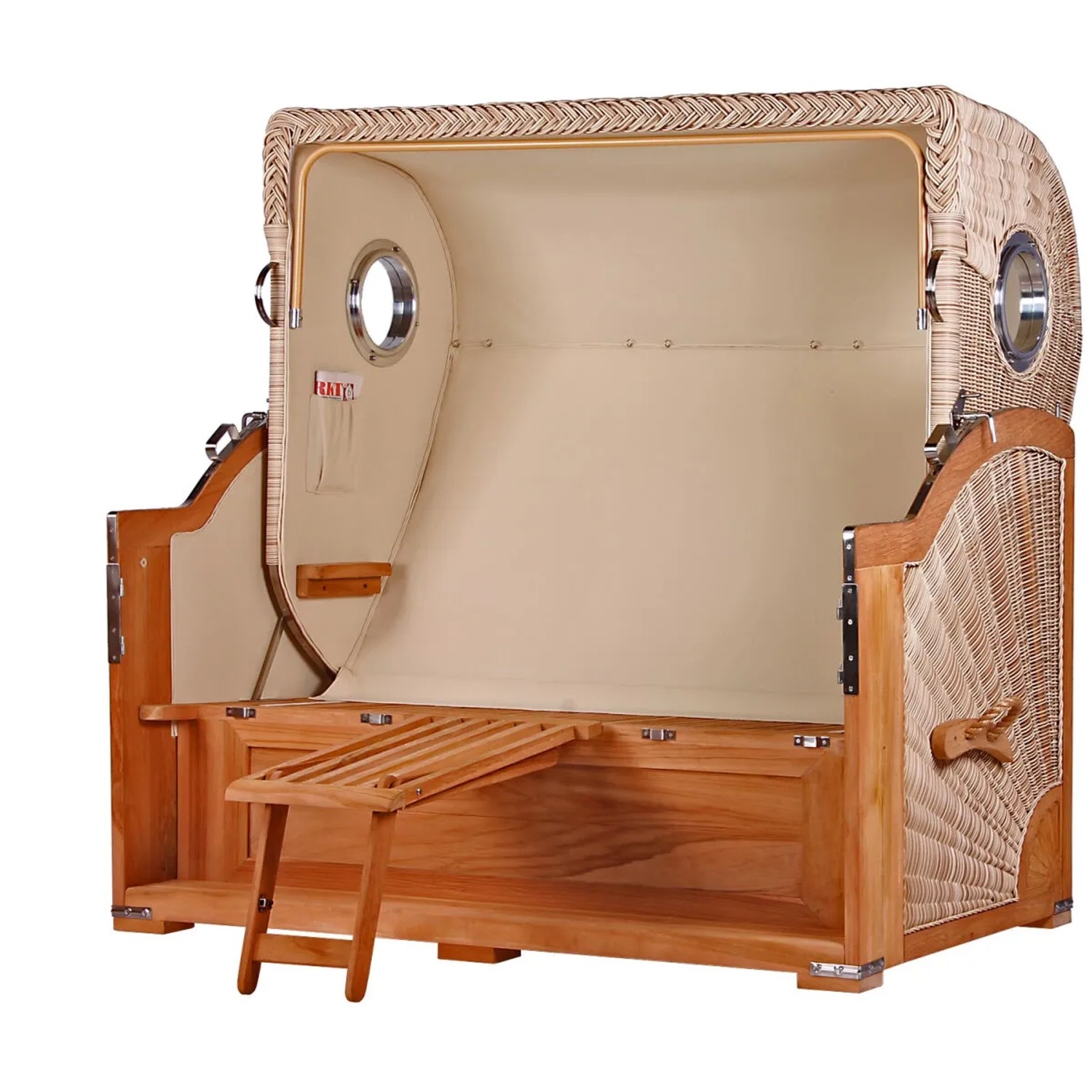 Geöffneter 3-Sitzer Strandkorb Königssee aus Teak mit Bullaugen und Fußstütze.