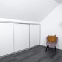 Kniestock-Schiebetüren mit silbernen Profilen und reinweißen Füllungen in Dachschräge.