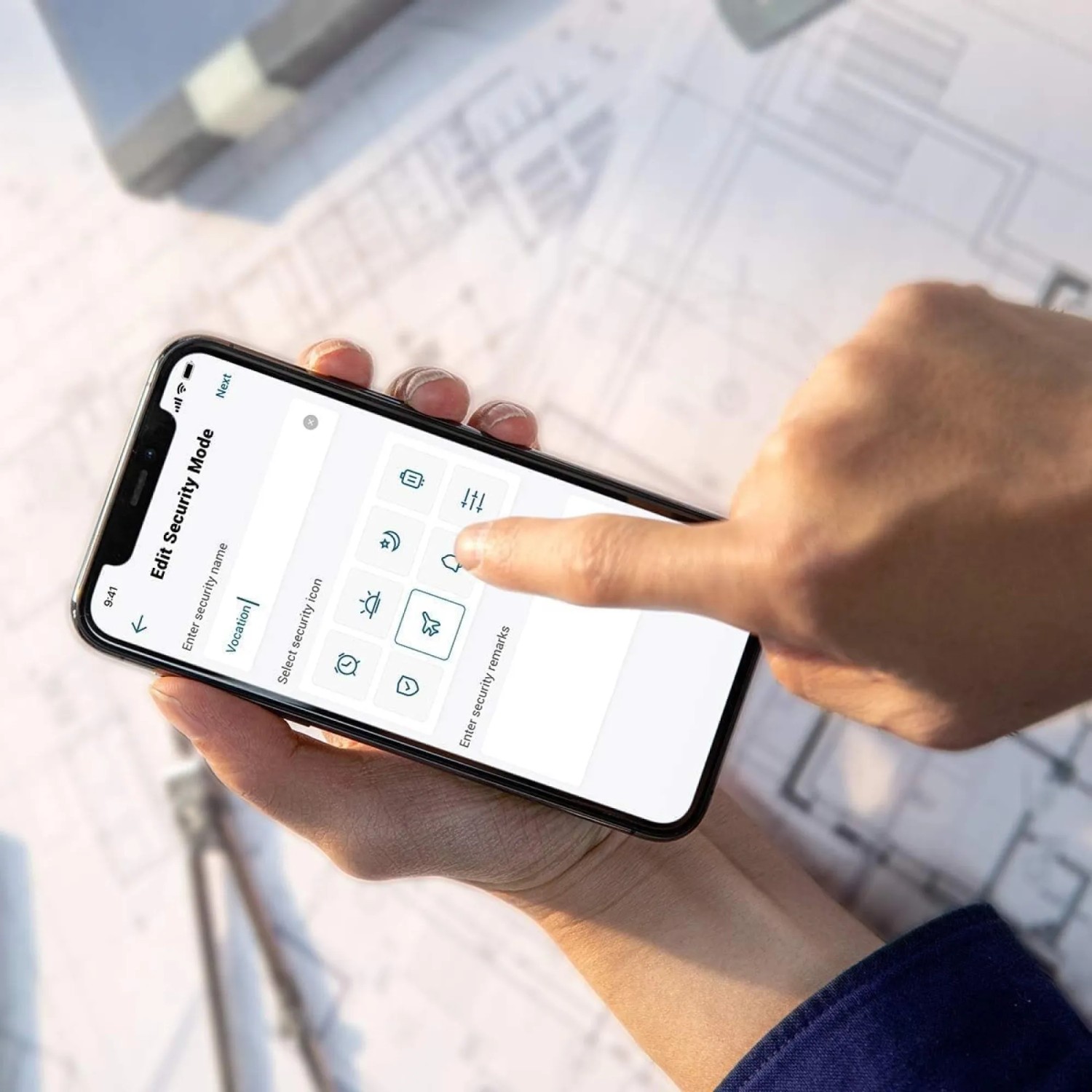 Smartphone mit Eufy Security App zur Steuerung des Alarmsystems.