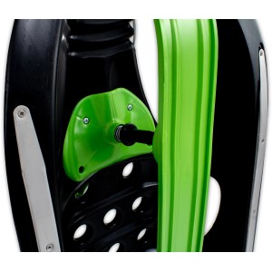 Detailaufnahme: Schwarzer KHW Snow Shuttle de Luxe Schlitten mit grüner Lenkung.