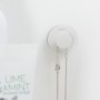 Weißer Tiger Haken Urban Klein als Handtuchhalter mit Kette an Wand.
