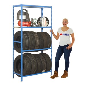 Blaues PROREGAL Reifenregal Metal Shark mit Reifen, Kompressor und Ablagefläche. Frau steht daneben.